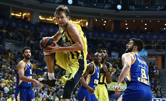 Jan Veselý z Fenerbahce doskoil mí, sleduje ho Stefan Markovi z Chimek.