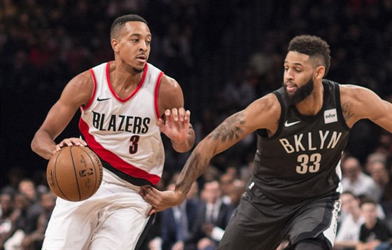 C. J. McCollum (vlevo) z Portlandu obchází Allena Crabbeho z Brooklynu.