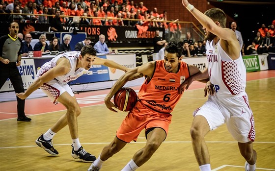 Worthy de Jong (v oran�ovém) z Nizozemska proniká chorvatskou obranou.