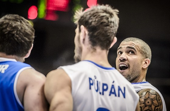 etí basketbaloví reprezentanti Viktor Plpán a Blake Schilb bhem zápasu s...