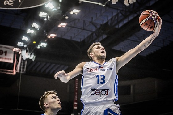 eský basketbalový reprezentant Jakub iina zakonuje na islandský ko.