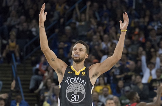 Stephen Curry z Golden State Warriors slaví povedenou akci.