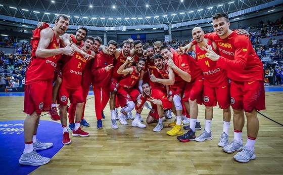 panltí basketbalisté oslavují kvalifikaní vítzství nad Slovinskem.