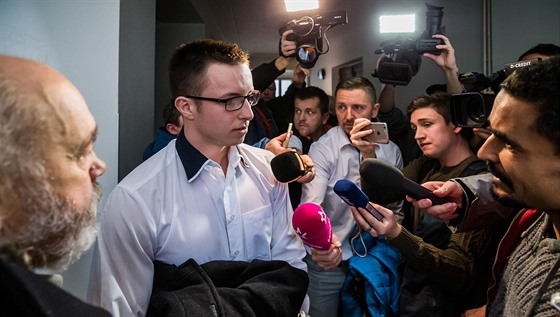 Lukáš Nečesaný hovoří s novináři poté, co ho hradecký soud zprostil obžaloby z...