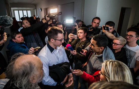Lukáš Nečesaný hovoří s novináři poté, co ho hradecký soud zprostil obžaloby z...