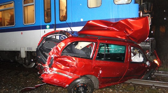 Vlak v Hradci Králové narazil do auta zapadlého v kolejiti (20.11.2017).