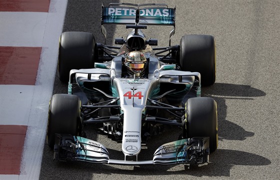 Lewis Hamilton bhem tréninku na Velkou cenu Abú Zabí