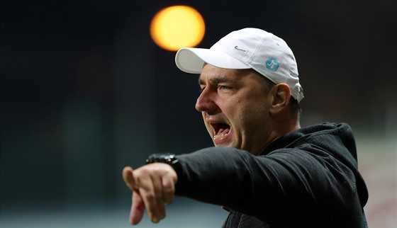 Liberecký trenér Jind�ich Trpi�ovský dává pokyny.