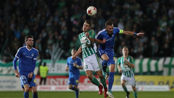 Dominik Haek z Bohemians (vlevo) a liberecký kapitán Vladimír Coufal v...