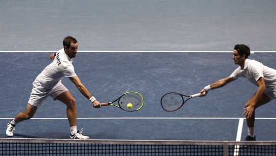 Francouztí tenisté Richard Gasquet (vlevo) a Pierre-Hugues Herbert bojují ve...