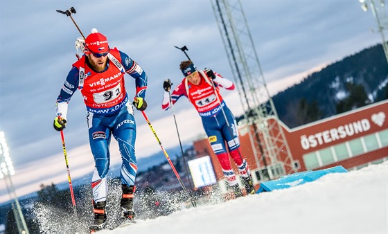 eský biatlonista Michal lesingr na trati sprintu dvojic v Östersundu