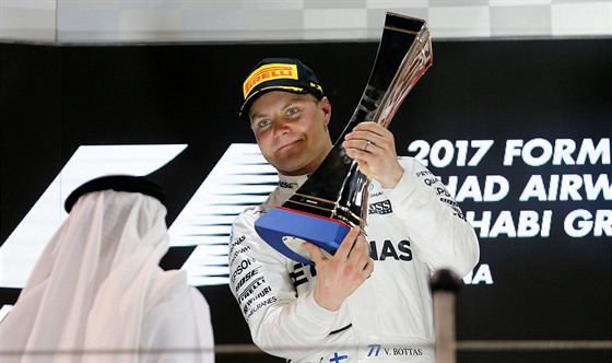 Valtteri Bottas slaví triumf ve Velké cen Abú Zabí.