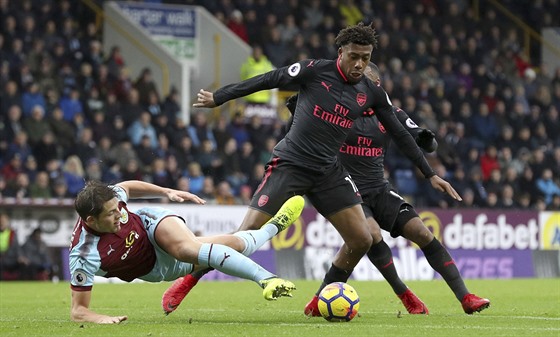 Alex Iwobi z Arsenalu (vpravo) a James Tarkowski z Burnley v souboji o mí