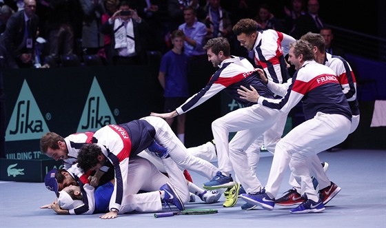 Francie křepčí, právě vyhrála slavný Davis Cup.