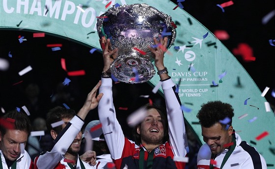 SE SALÁTOVOU MÍSOU. Francouzští tenisté slaví triumf v Davis Cupu.