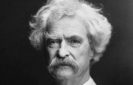 Mark Twain na fotografii A. F. Bradleyho z roku 1907