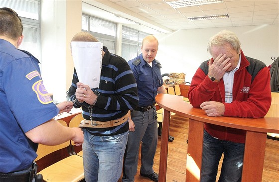 Dva ze čtyř obžalovaných - zleva Petr Rázl a Pavel Hanzálek si zakrývali...