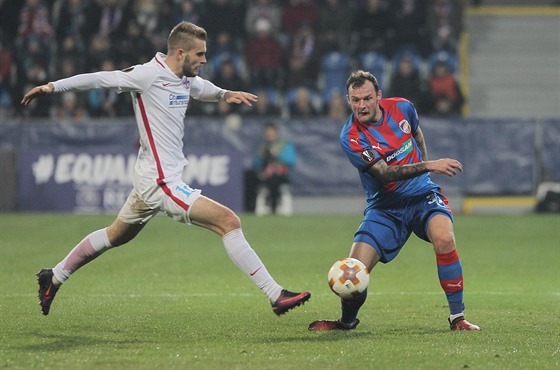 Momentka z utkání mezi Viktorií Plze a FCSB (bílé dresy).