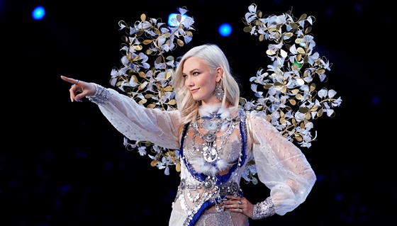 Karlie Klossová na pehlídce Victoria's Secret (anghaj, 20. listopadu 2017)