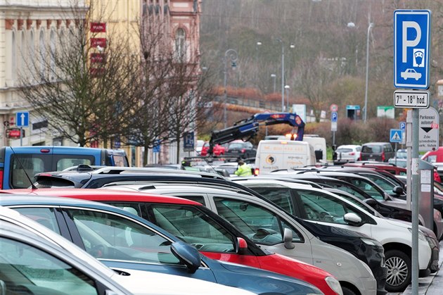 Parkování v centru Karlových Var výrazn podraí.