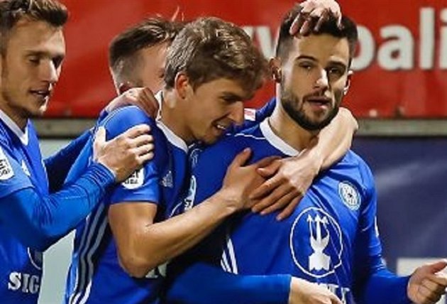 Olomoucký Martin Hála (vpravo) dal Mariboru dv� branky.
