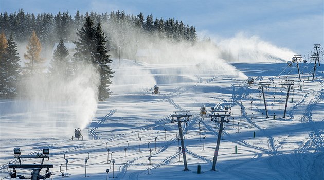 První sníh na sjezdovce Javor v Krkonoích (15. 11. 2017)
