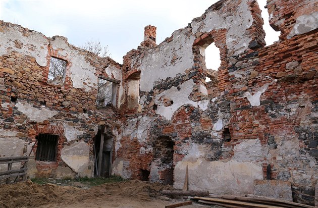 Ruina zámku v Ptipsech (2016)