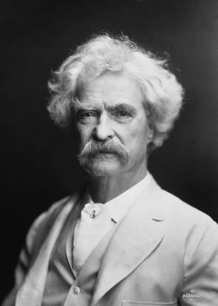Mark Twain na fotografii A. F. Bradleyho z roku 1907