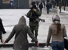 Neoznaení ozbrojenci v ulicích Luhansku (21. listopadu 2017)
