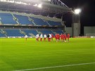 Fotbalisté Slavie trénují na nov poloeném trávníku v izraelské Netanji.