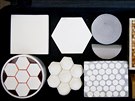 Pi výrob kombinují keramiku s plasty.