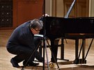 Andrej Gavrilov bhem koncertu upravoval zajitní klavíru.