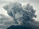 Sopka Agung chrlí od víkendu oblaka bílého a edého popela do výky nkolika...