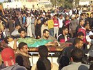 Lidé odnáejí zranné po teroristickém útoku v meit na Sinajském poloostrov...