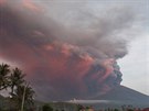 Sopka Agung na Bali u podruhé v jednom týdnu vyvrhla oblak dýmu (26. listopadu...