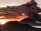 Sopka Agung na Bali u podruhé v jednom týdnu vyvrhla oblak dýmu (26. listopadu...