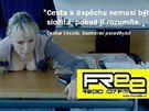 Sna�iv� sekret��ka v pod�n� Free Radio. Ve�ejnost v sout�i Sexistick�...