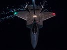 Letoun F-22 Raptor dopluje palivo bhem americk operace ke znien drogovch...