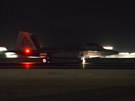 Americk F-22 Raptor startuje ze zkladny ve Spojench arabskch emirtech k...
