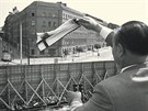 Západní Berlín byl v noci z 12. na 13. srpna 1961 obehnán ostnatým drátem, o...