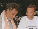 Písniká Wabi Dank si na festivalu Mohelnický dostavník v roce 1999 prohlíí...