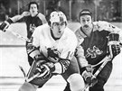 Hokejista Václav Nedomanský (uprostřed) v dresu kanadského týmu Toronto Toros v...