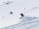 Lyai a snowboardisté u sjídjí ledovec Stubai u západorakouského Neustiftu....