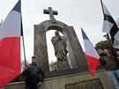 Skupina Francouz demonstruje ped sochou Jana Pavla II. v bretaské vesnice...