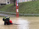 Na s�dli�ti Barrandov v pra�sk�ch Hlubo�epech prasklo vodovodn� potrub�