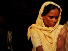 Rohinská ena pózuje pro fotografa v bangladéském uprchlickém táboe...