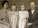 Rodina Musilova. Zleva man�elka R��ena, mlad�� dcera Dagmar, star�� Marie a...