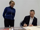 Primátorka Adriana Krnáová a radní hl. m. Prahy Jan Wolf podepisují pamtní...