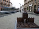 Bronzov model na ulovm podstavci pipomn na nov opraven td 1. mje...
