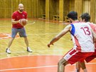 Kondiní trenér eských basketbalist Michal Miejovský a jeho svenci v...